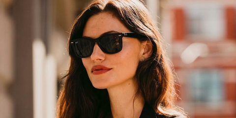 Australian actress and model Phoebe Tonkin was seen wearing the iconic Ray-Ban Wayfarer 2140 901 Black sunglasses at the Proenza Schouler Spring/Summer 2025 fashion show during New York Fashion Week. Shop online now on Pretavoir