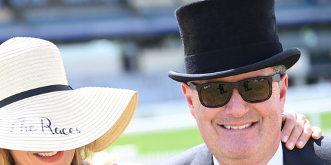 Piers Morgan was seen wearing rubber tortoiseshell Ray-Ban Justin RB 4165 865/T5 sunglasses with brown gradient Polarised lenses at the Royal Ascot 2022. Shop online now on Pretavoir