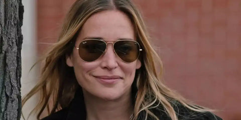 Actress Piper Perabo was seen wearing gold Ray-Ban Aviator 3025 001/33 sunglasses with brown lenses in Yellowstone, season 4 episode 5. Shop online now on Pretavoir