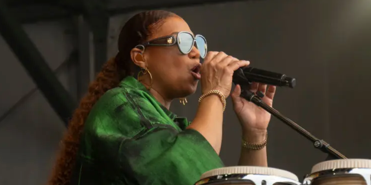 Queen Latifah was seen wearing Loewe x Paula's Ibiza LW40132I 01C with mirrored lenses while performing at the 2024 New Orleans Jazz & Heritage Festival