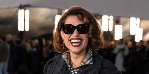 British singer RAYE was seen wearing tortoiseshell Burberry BE4453 3002/73 square sunglasses with brown lenses at the Burberry Spring/Summer 2025 fashion show during London Fashion Week. Shop online now on Pretavoir