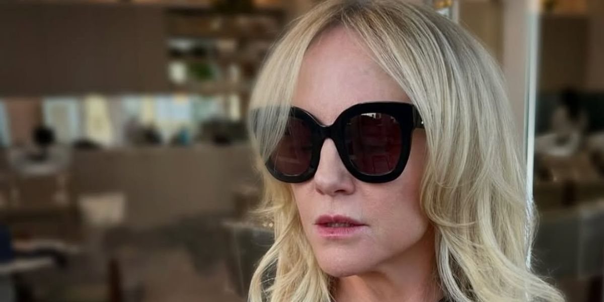 American actress and comedian Rachael Harris was seen wearing black Gucci GG0208S 002 sunglasses in her Instagram post