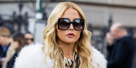 Celebrity stylist Rachel Zoe was seen wearing black Gucci GG0876S 001 sunglasses with grey gradient lenses in New York City, February 2023. Shop online now on Pretavoir