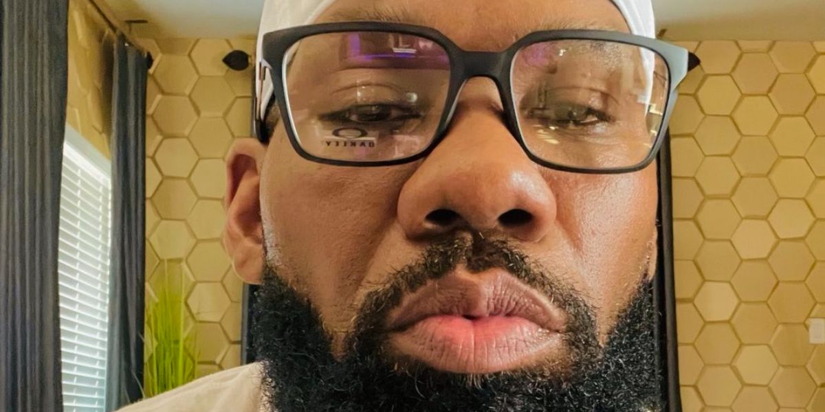 Raekwon The Chef was seen wearing black Oakley Dehaven OX8054 01 square optical glasses in his Instagram post