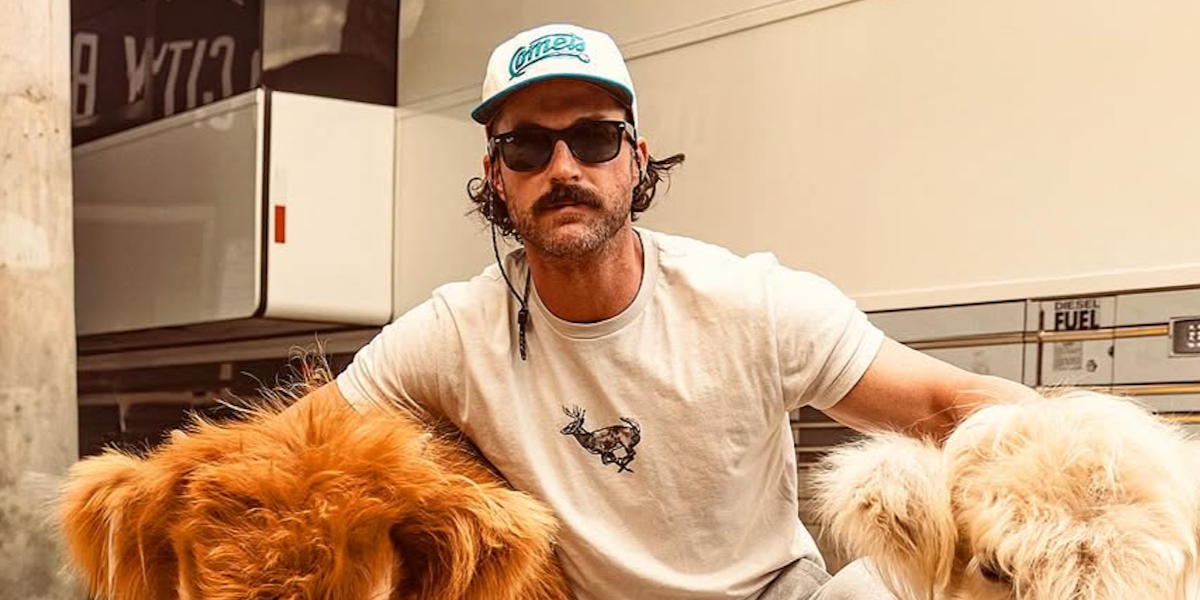 American country singer Riley Green was seen wearing Ray-Ban Wayfarer RB 4340 601 sunglasses in his Instagram post, December 2025.