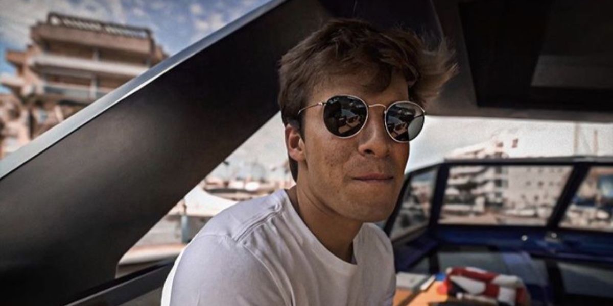 Spanish footballer Riqui Puig of LA Galaxy was seen wearing gold Ray-Ban Round Metal RB 3447N 001 sunglasses.