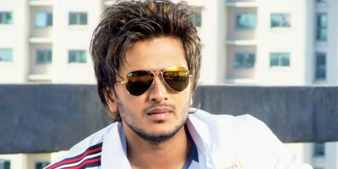 Bollywood actor Riteish Deshmukh was seen wearing gold Ray-Ban Aviator 3025 001/3K sunglasses in a social media post. Shop online now on Pretavoir