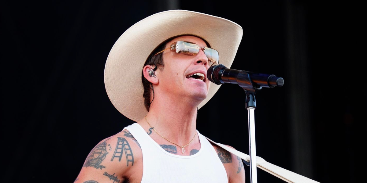 Singer-songwriter Role Model (Tucker Pillsbury) was seen wearing gold Miu Miu MU A51S 5AK20P rimless sunglasses with brown mirrored lenses onstage at the Austin City Limits Music Festival, October 2025. Shop online now on Pretavoir