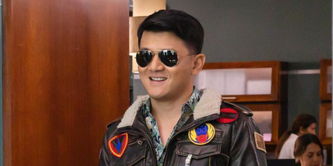 Actor Ronny Chieng was seen wearing Ray-Ban Aviator RB 3025 9196/48 Polarised sunglasses in Doogie Kamealoha, M.D. Season 2. Shop online now on Pretavoir