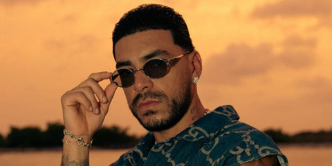 Colombian reggaeton artist Ryan Castro was seen wearing gold Gucci GG1854S 005 oval sunglasses with brown lenses in his Spotify and YouTube profile. Shop online now on Pretavoir