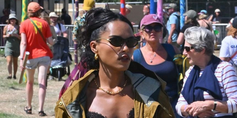 British actress Saffron Hocking was seen wearing black and gold Bottega Veneta BV1390S 001 sunglasses at the Glastonbury Festival 2025. Shop online now on Pretavoir