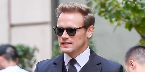 Scottish actor Sam Heughan was seen wearing tortoiseshell Ray-Ban RB 2210 902/31 sunglasses in New York City, October 2023. Shop online now on Pretavoir