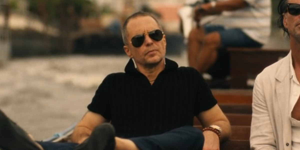 Sam Rockwell was seen wearing Ray-Ban Aviator 3025 L0205 Gold/G15 Green sunglasses in The White Lotus season 3, episode 6, as Frank