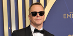 Sam Rockwell was seen wearing black Saint Laurent Sun SL 28 Slim 001 sunglasses at the Emmy Awards 2025. Shop online now on Pretavoir