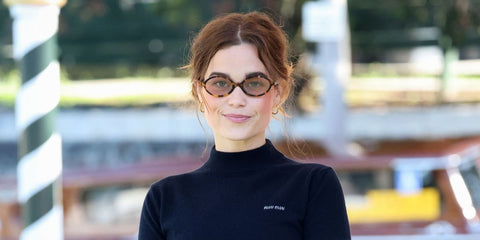 The White Lotus star Sarah Catherine Hook was seen wearing tortoiseshell Miu Miu MU 04ZS 14L4I0 oval sunglasses with pink lenses at the Venice Film Festival 2025. Shop online now on Pretavoir
