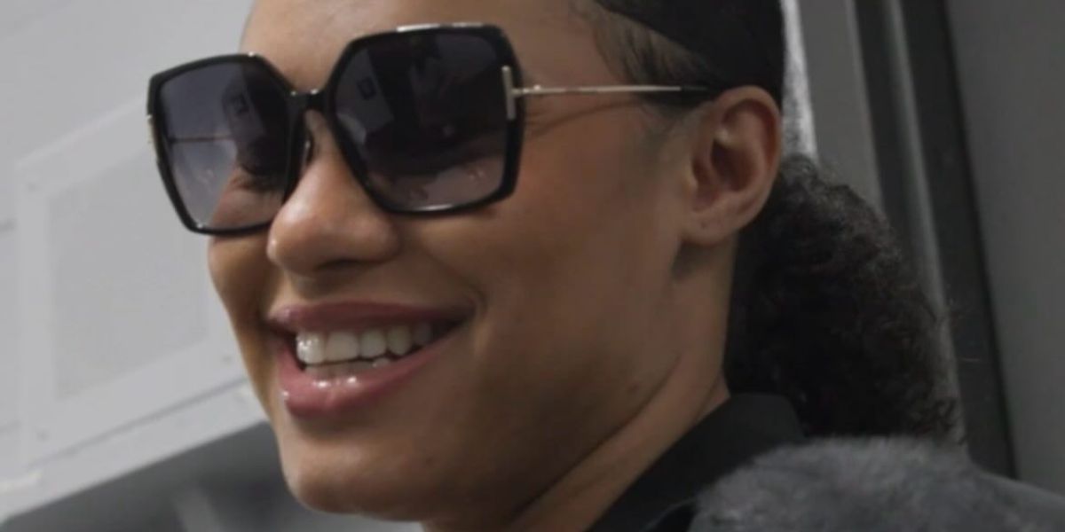 Basketball player Satou Sabally was seen wearing black and gold Tom Ford Joanna TF1039 01B sunglasses with grey gradient lenses ahead of WNBA game in October 2025. Shop online now on Pretavoir