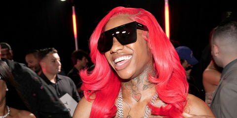 Rapper Sexyy Red was seen wearing black Saint Laurent Sun SL 607 001 sunglasses at the MTV Video Music Awards 2025. Shop online now on Pretavoir