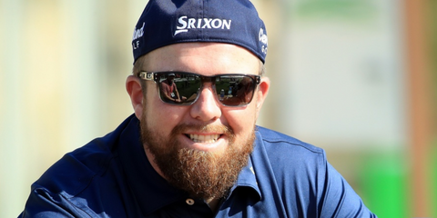 Irish professional golfer Shane Lowry was seen wearing gradient Oakley Holbrook OO9102 O2 Prizm Polarised sunglasses at the Abu Dhabi HSBC Championship 2021. Shop online now on Pretavoir