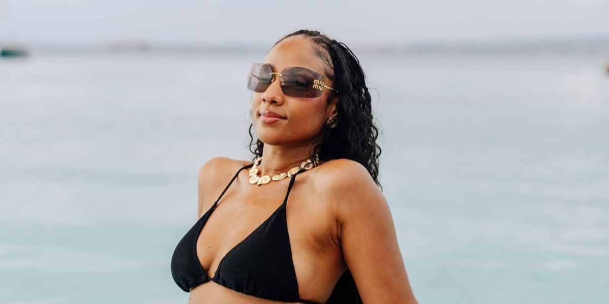 Influencer Sherlina Nym was seen wearing gold Miu Miu Rimless Runway MU 54YS 5AK06I sunglasses with light purple lenses in her Instagram post, August 2025. Shop online now on Pretavoir