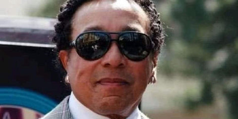 Smokey Robinson was seen wearing black Ray-Ban RB 4376 601/71 sunglasses. Shop online now on Pretavoir