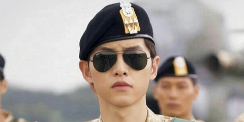 South Korean actor Song Joong-ki was seen wearing Ray-Ban Aviator RB 3025 L2823 Black/Green in drama series Descendants Of The Sun as Yoo Shi-jin.