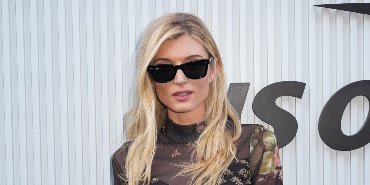 Model Sophie Sumner was seen wearing the iconic Ray-Ban Wayfarer 2140 901 Black sunglasses on the Day 10 of US Open 2025. Shop online now on Pretavoir