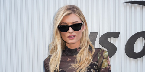 Model Sophie Sumner was seen wearing the iconic Ray-Ban Wayfarer 2140 901 Black sunglasses on the Day 10 of US Open 2025. Shop online now on Pretavoir