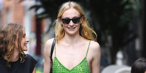 Sophie Turner was seen wearing black Ray-Ban Wayfarer Reverse RB R0502S 6677/VR sunglasses