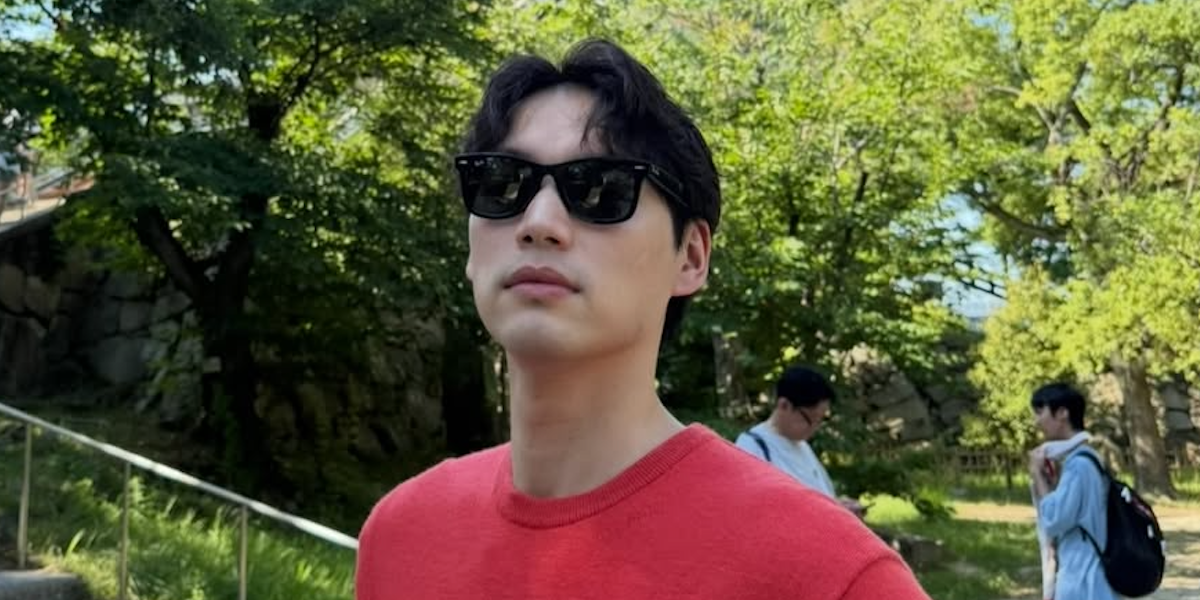 Japanese actor Sota Fukushi was seen wearing the iconic Ray-Ban Wayfarer 2140 901 Black sunglasses in his Instagram post, December 2025.