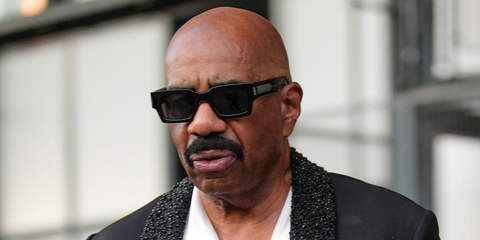 Presenter and comedian Steve Harvey was seen wearing black Saint Laurent SL 572 001 sunglasses at the Louis Vuitton Menswear Spring/Summer 2026 fashion show during Paris Men's Fashion Week. Shop online now on Pretavoir