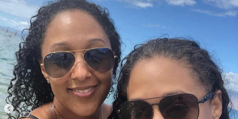 Tamera Mowry, pictured with her twin sister Tia Mowry, was seen wearing Ray-Ban Aviator 3025 001/58 Gold Frame G15 Polarised sunglasses in a social media post. Shop online now on Pretavoir