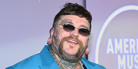 Teddy Swims was seen wearing Ray-Ban RB 3832 002/71 sunglasses at the American Music Awards 2026.