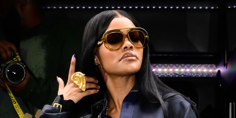 Teyana Taylow was seen wearing transparent yellow Loewe Curvy LW40144U 96F aviator sunglasses with brown gradient lenses in New York City, September 2025. Shop online now on Pretavoir