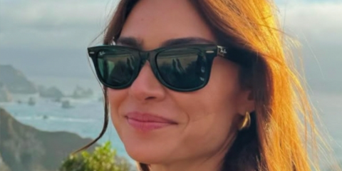 Brazilian actress Thaila Ayala was seen wearing the iconic Ray-Ban Wayfarer 2140 901 Black sunglasses in 54mm. Shop online now on Pretavoir