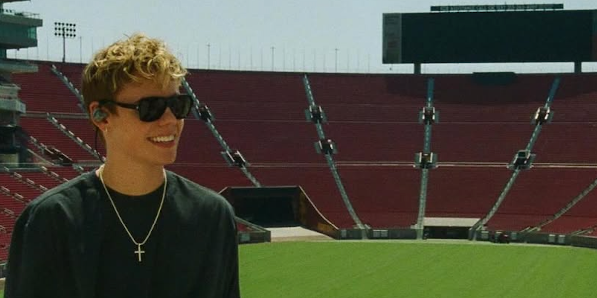 The Kid LAROI was seen wearing black Saint Laurent Sun SL 609 Carolyn 001 sunglasses in his Instagram post