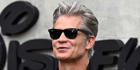 Actor Timothy Olyphant was seen wearing tortoiseshell Ray-Ban Wayfarer RB 2140 1382/R5 sunglasses with grey lenses at the European premiere of "Alien: Earth" in London, July 2025.