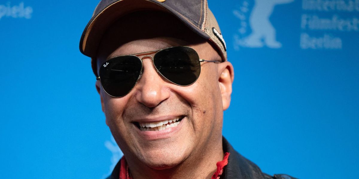 Guitarist Tom Morello was seen wearing Ray-Ban Aviator RB 3025 W0879 Gunmetal/Green sunglasses at the Berlin International Film Festival 2026 for his co-directorial debut in The Ballad of Judas Priest.