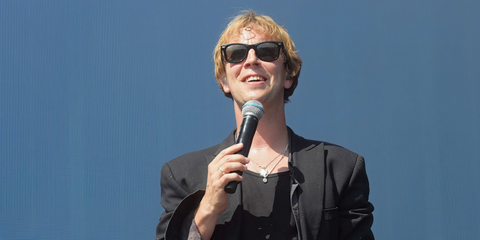 Singer-songwriter Tom Odell was seen wearing the iconic black Ray-Ban Wayfarer 2140 901/58 Polarised sunglasses at the Pinkpop Festival in Landgraaf, The Netherlands, June 2025. Shop online now on Pretavoir