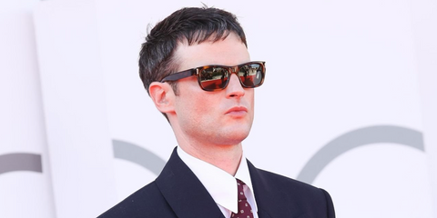 Tom Sturridge was seen wearing tortoiseshell Saint Laurent SL 801 002 sunglasses at the Venice Film Festival 2025. Shop online now on Pretavoir