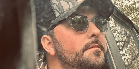 American country singer Tyler Farr was seen wearing black and transparent Ray-Ban Hawkeye RB 2298 1294/M3 Polarised sunglasses in his Instagram post, April 2023.