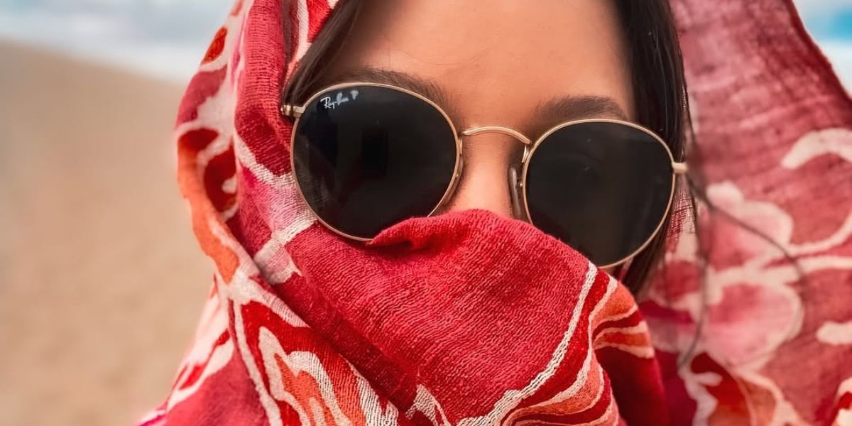 Actress Valentina de Angelis was seen wearing gold Ray-Ban Round Metal RB 3447 9196/48 Polarised sunglasses in Death Valley National Park, shared on Instagram in February 2025. Shop online now on Pretavoir