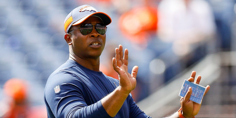 American football coach and former player Vance Joseph was seen wearing black Ray-Ban Aviator Large Metal II RB 3026 L2821 sunglasses in Denver, Colorado. Shop online now on Pretavoir