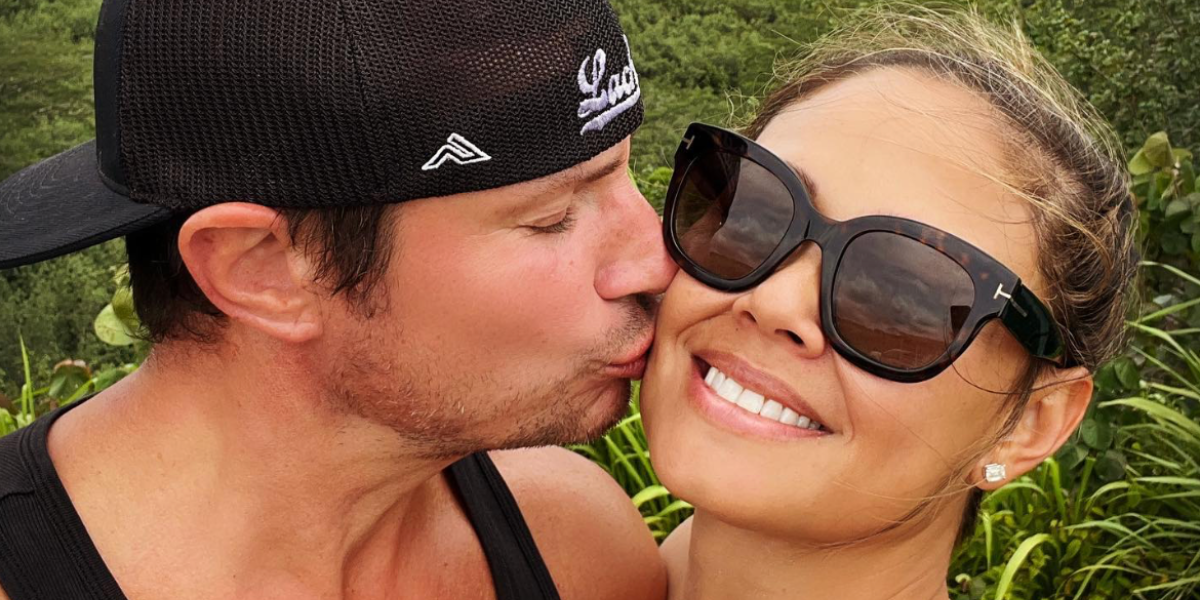 Vanessa Lachey, pictured with husband Nick Lachey, was seen wearing dark tortoiseshell Tom Ford Beatrix-02 TF613 52T square sunglasses in her Instagram post. Shop online now on Pretavoir