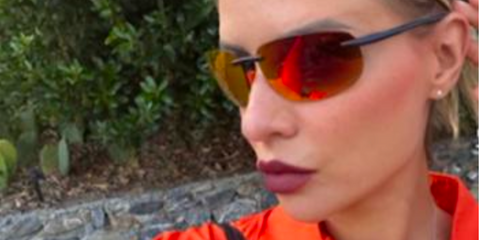Italian influencer Veronica Ferraro was seen wearing blue Maui Jim Hookipa Ultra RM676-03A / MJ0676S 005 sunglasses in her Instagram story.