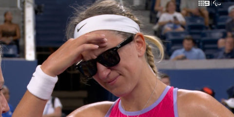 Belarusian tennis player Victoria Azarenka was seen wearing the iconic Ray-Ban Wayfarer 2140 901 Black sunglasses at the US Open 2024. Shop online now on Pretavoir