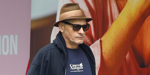 Actor Viggo Mortensen was seen wearing Ray-Ban Justin 4165 71013 sunglasses with brown gradient lenses in Gold Coast. Shop online now on Pretavoir