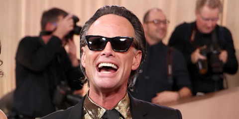 Walton Goggins was seen wearing black Saint Laurent Sun SL 276 Mica 001 sunglasses at the Golden Globes 2026.