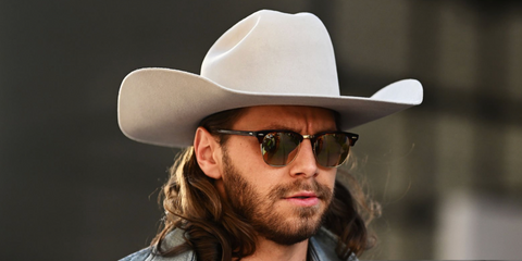American country singer Warren Zeiders was seen wearing tortoiseshell Ray-Ban Clubmaster RB 3016 990/9J sunglasses at the F1 Grand Prix of Austin 2025. Shop online now on Pretavoir