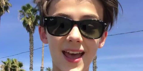 Young William Franklyn-Miller was seen wearing black Ray-Ban Kids New Wayfarer RJ 9052S 100/71 Childs Frame sunglasses. Shop online now on Pretavoir
