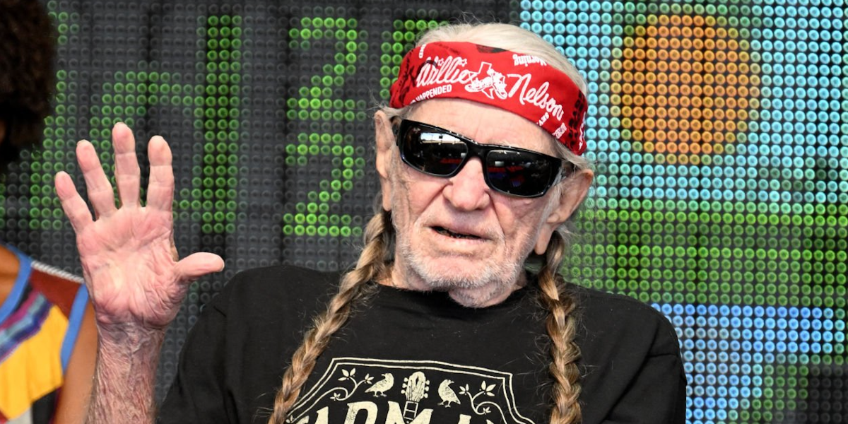 American country music legend Willie Nelson was seen wearing black Maui Jim Local Kine 810-07E sunglasses at the Farm Aid 2023 in Noblesville, Indiana. Shop online now on Pretavoir